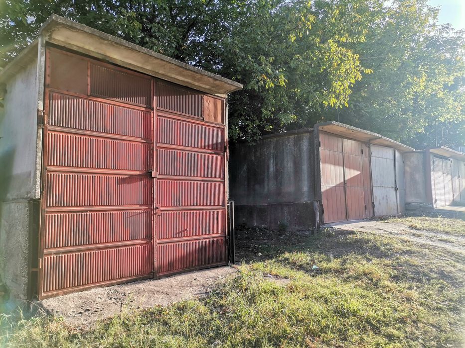 Висок панелен гараж