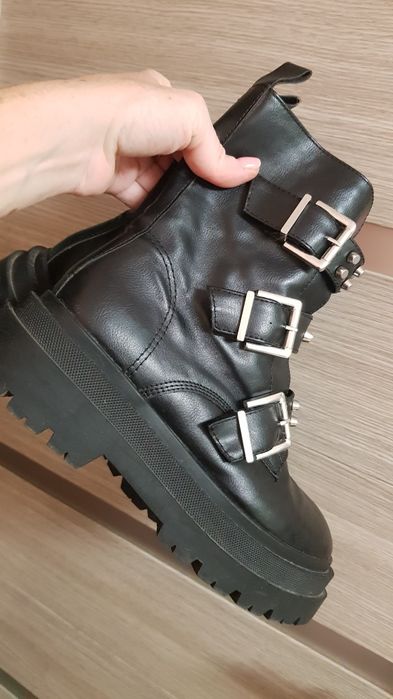 Ботинки женские Stradivarius 38р.