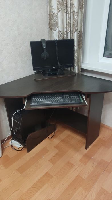 Продаю стол компьютерный