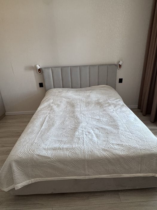 Кровать с мягким изголовьем