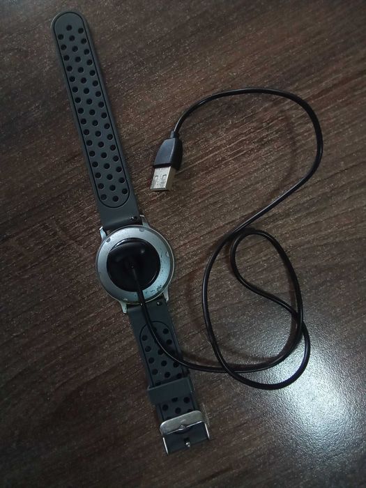 USB магнитен кабел с 2-пинов щепсел за зареждане на смарт часовник.