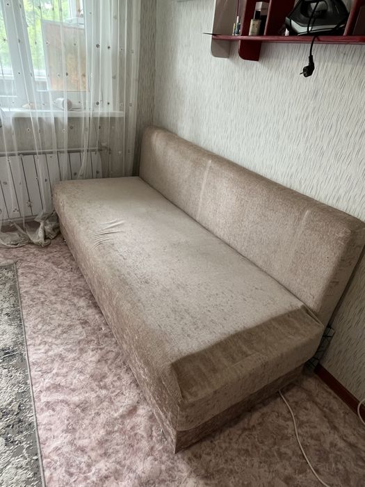 Диван для спальни гостиной.