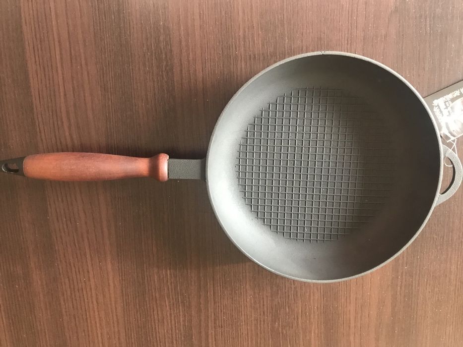 Чугунная сковорода с рифлёным дном 24 см