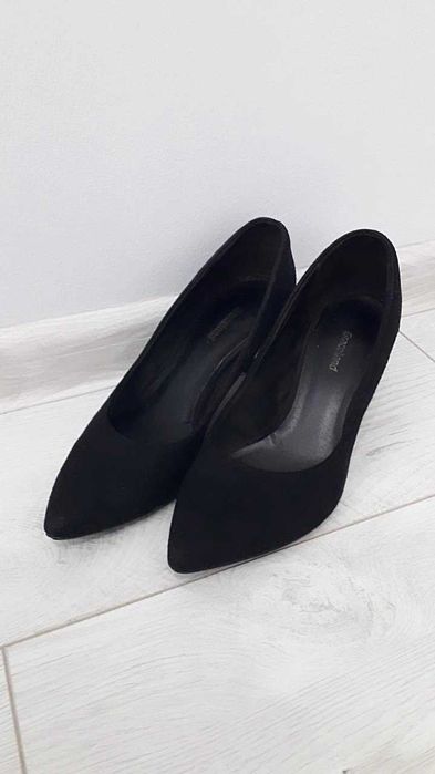 Елегантни черни велурени обувки с нисък ток