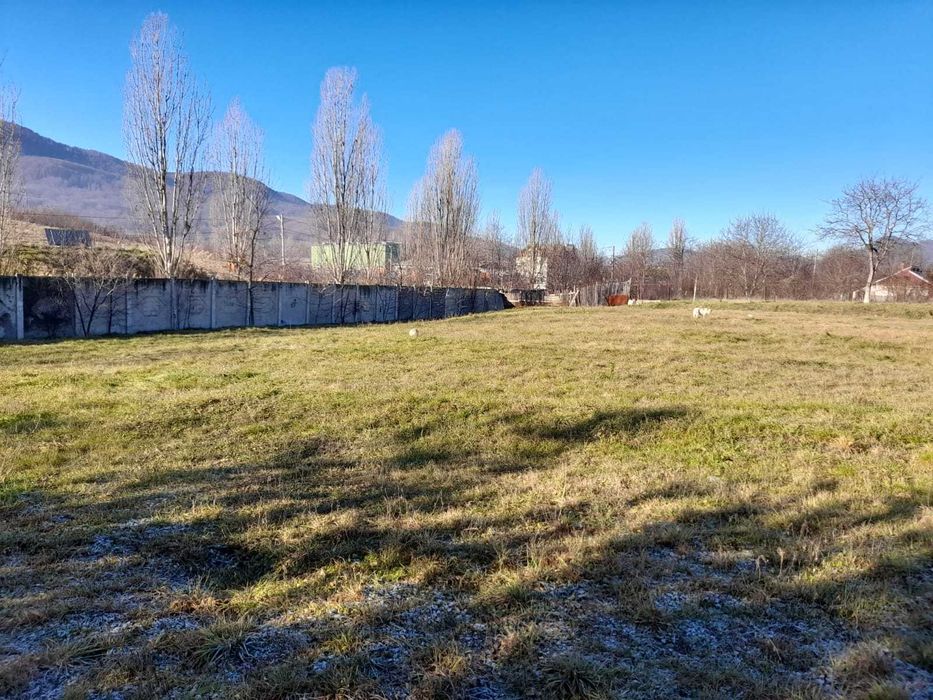 Vand Teren Intravilan Piatra Neamt 2800 m2 - 15 Euro/m2