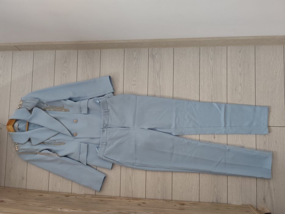 Costum elegant albastru deschis
