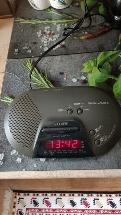 Radio Sony ,este un radio cu ceas și alarmă în stare foarte bună,nu livrez in țară,ridicare personală de  acasă!!!