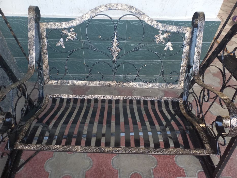 Кованая качеля  для сада