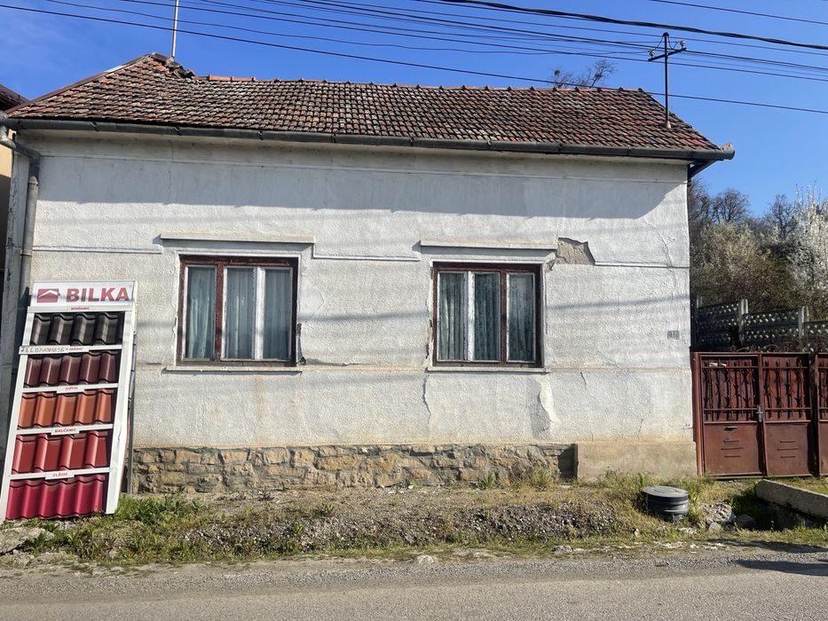 Vând la HUEDIN partea din față a casei