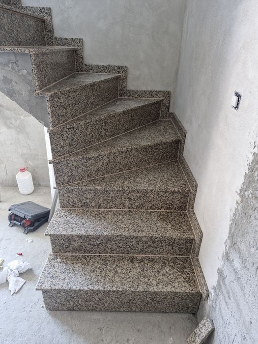 Vindem și Montăm Scări/Glafuri/Blaturi din Granit/Marmură