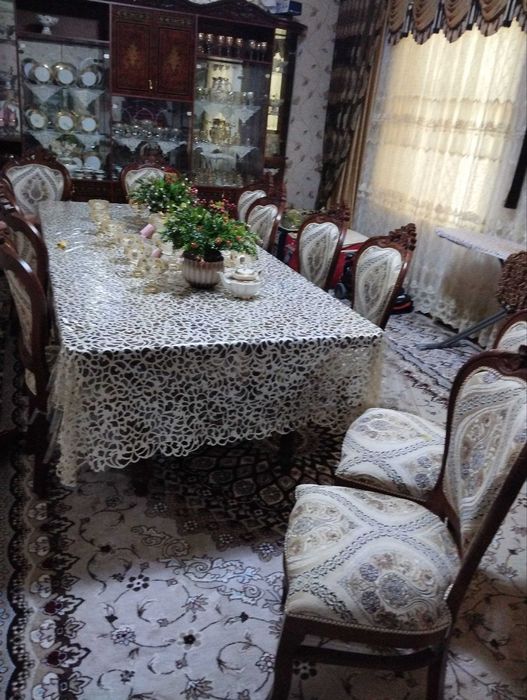 Stol stul va stenka sotiladi. Xolati zo'r (mustaxkam, baquvvat)