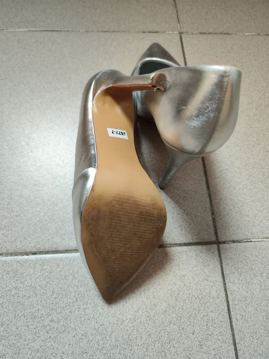 Продаю серебряного цвета туфли