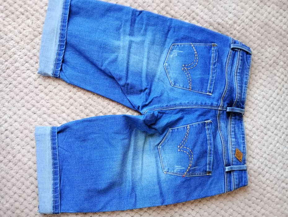 Vând blugi scurți Lee Cooper