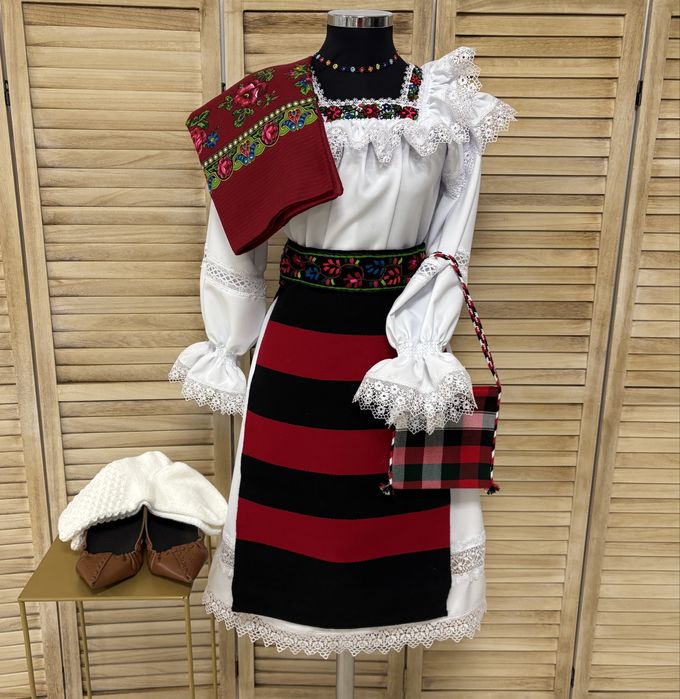 Costum popular femei din  Maramureș cu Zadii/catrinte