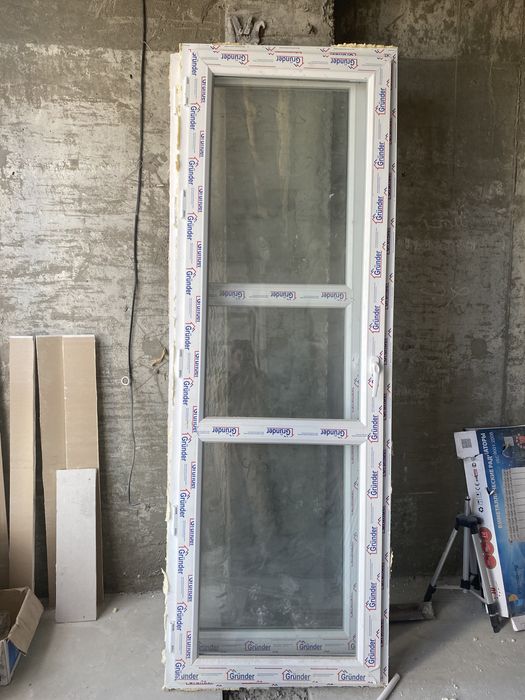 Пластиковая дверь и  окно