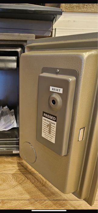 Продам сейф хороший