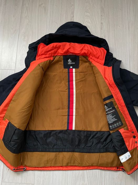 Продам зимнюю куртку Moncler