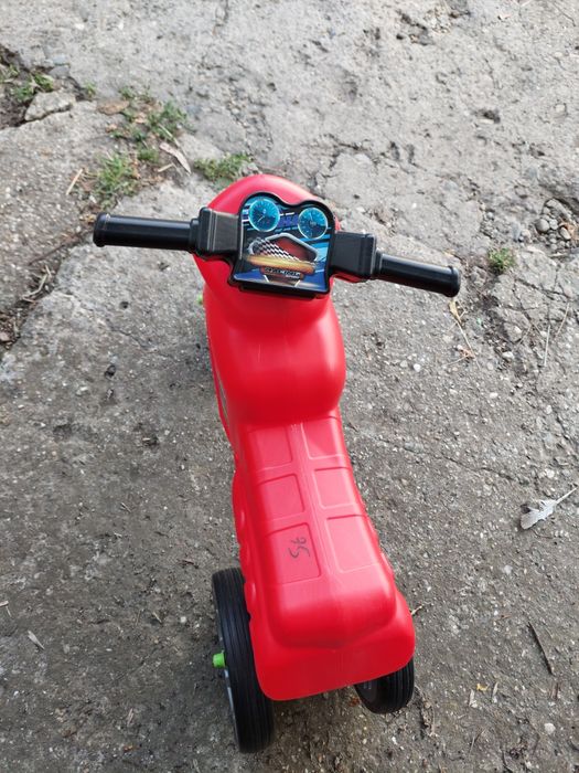 Bicicleta copii una cu pedale, cealalta fara pedale