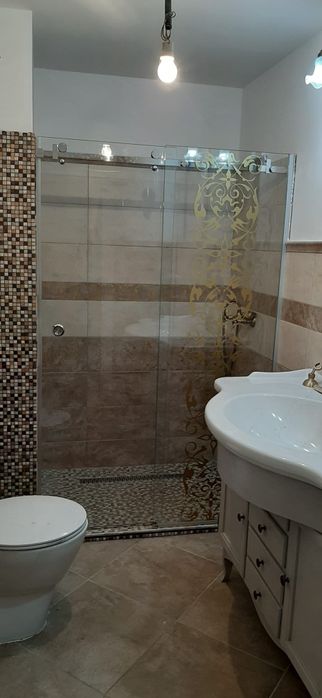 Execut:Cabine Duș, Paravane ,Oglinzi .