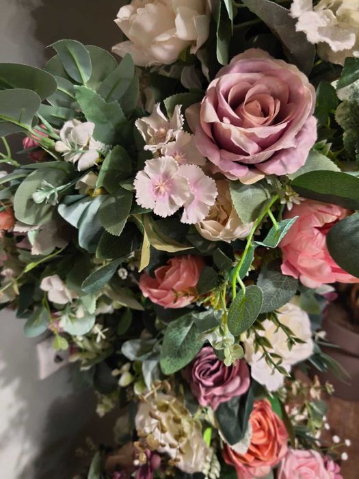 Голяма аранжировка изкуствени цветя