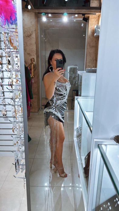 Inchiriez rochie cu pietre aplicate manual 350 lei