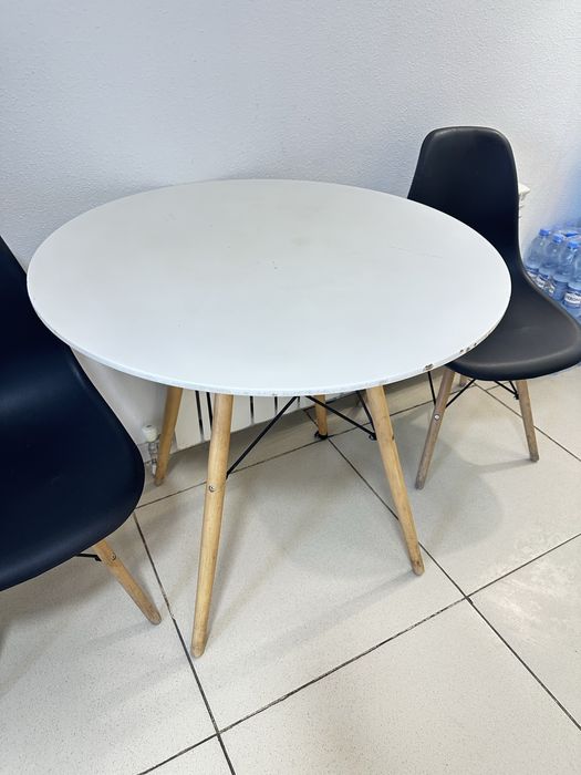 Круглый стлик и стулья