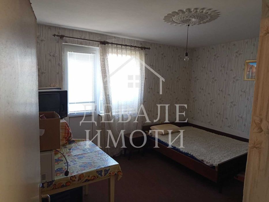 Продава се масивна двуетажна къща в центъра