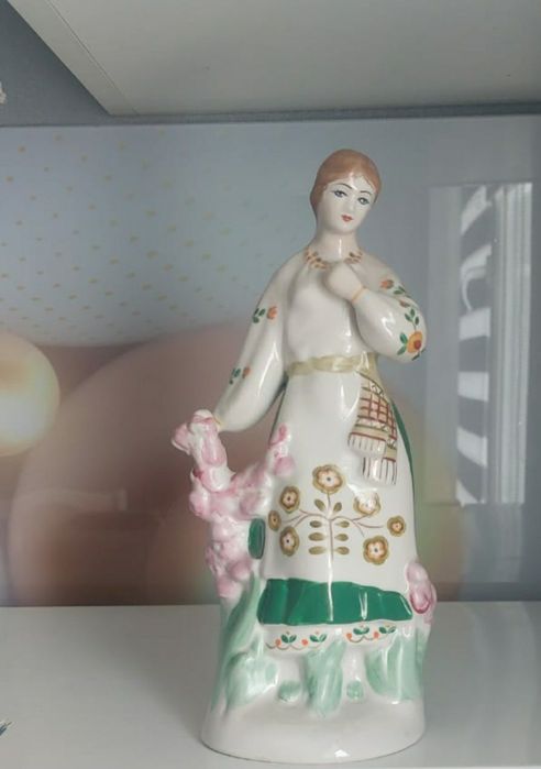 Фарфоровые статуэтки.