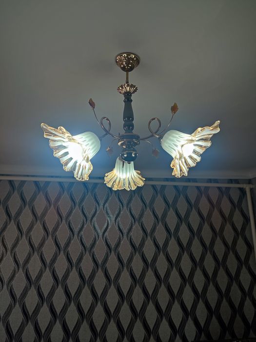 Продам люсту трехрожковую