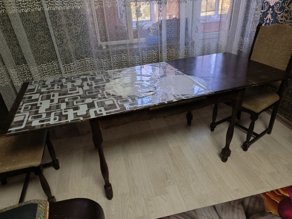 Стол со стульями