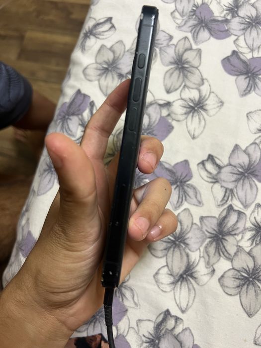 Vand iPhone 16 Spart pe spate. Prin curier trimit doar cu avans inainte