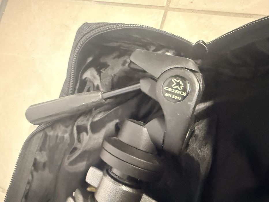 Stativ camera video foto  giottos su geanta transport si cap de trepied