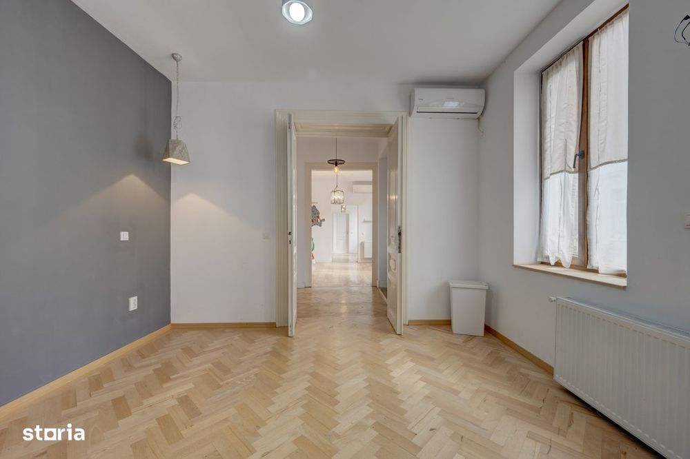 In Cartierul Evreiesc, casa 3 camere pivnita si mansarda open space.