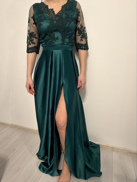Rochie lungă elegantă verde smarald cu dantelă