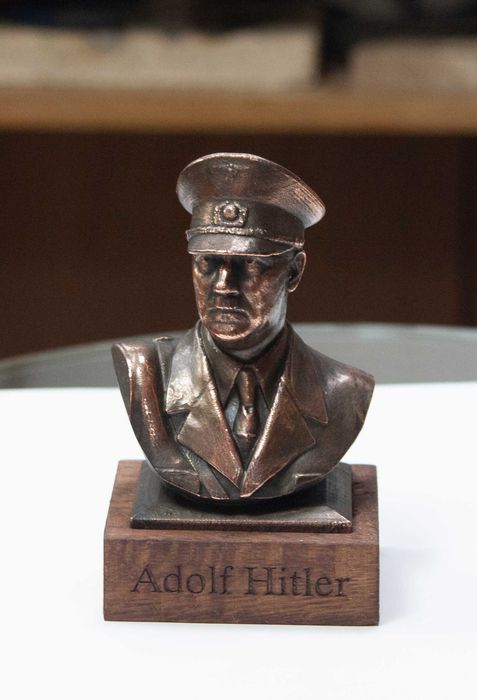 Бюстове на диктатори-Хитлер,Сталин