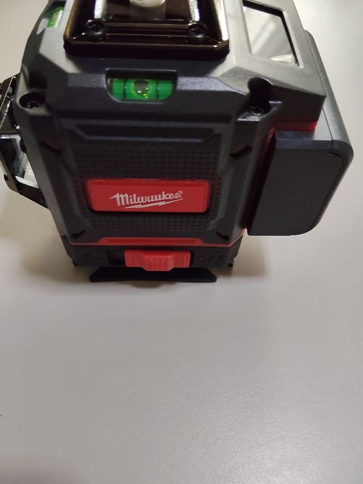 Nivela Laser Dewalt si  Milwaukee cu 16 lumini