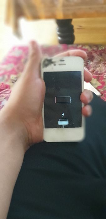 Iphane 4s holati yaxshi ekrani yorilgan