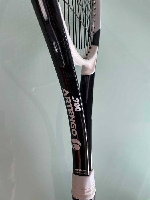 Vand racheta tenis Wilson, cu rama din titan si husa, plus bonus: racheta tenis Artengo