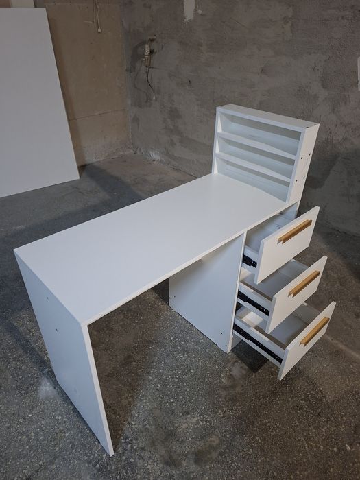 Маникюрный стол новый