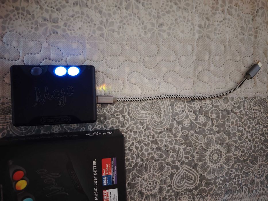 Продавам преносим усилвател Chord Mojo за слушалки и телефони/таблети