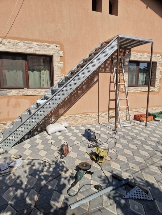 Vând scarii metalice zincate exterioare și pentru incendii , platforme