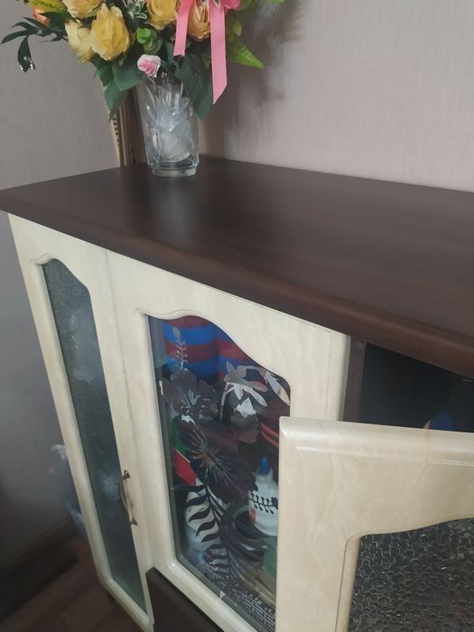 Туалетный столик с зеркалом. Шкаф-буфет.