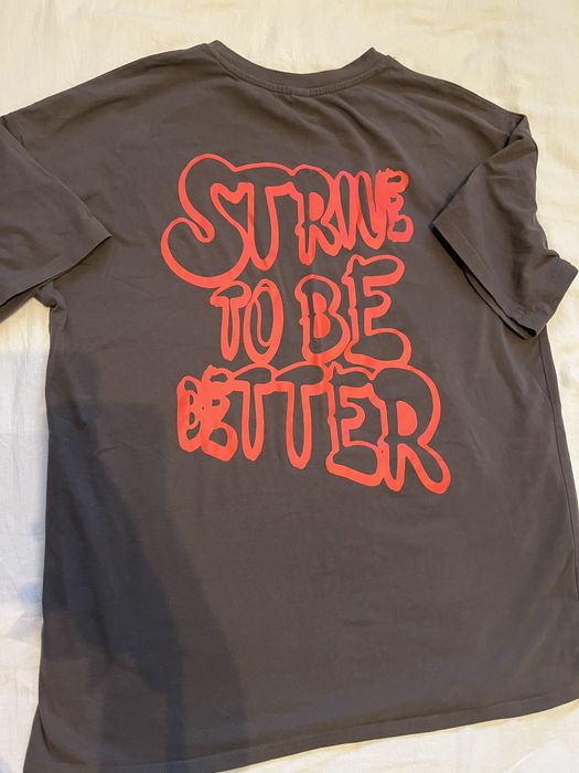 Широка тениска с мотив на гърба