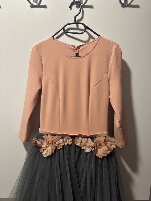 Елегантна дълга рокля с тюл и колан от цветя на Изабел Гарсия