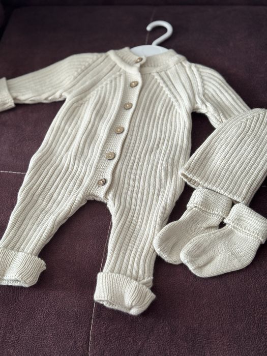 Комбинезон вязанный для малышей
