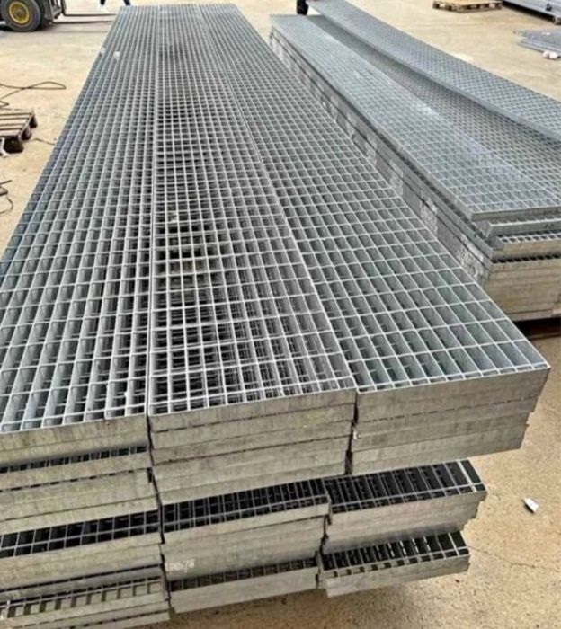 Vănd trepte zincate pentru scară