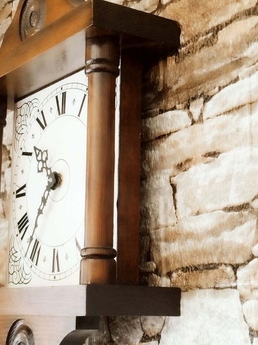 Продавам дървен стенен часовник