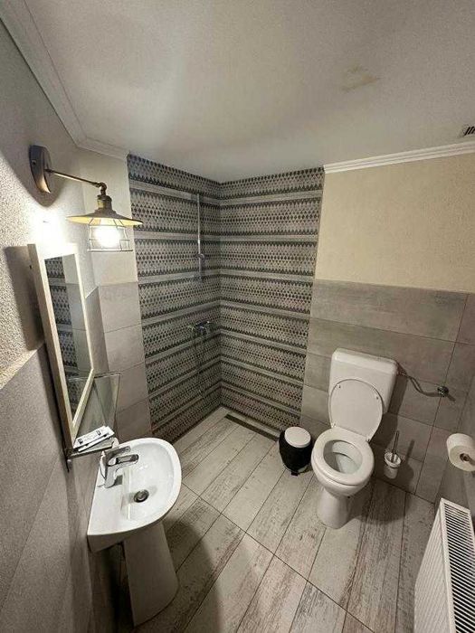 Camere de inchiriat. Pret 125 ron pe zi.Camera cu  2 paturi si baie proprie . Situata la distanta de 2,4 km de aeroport.