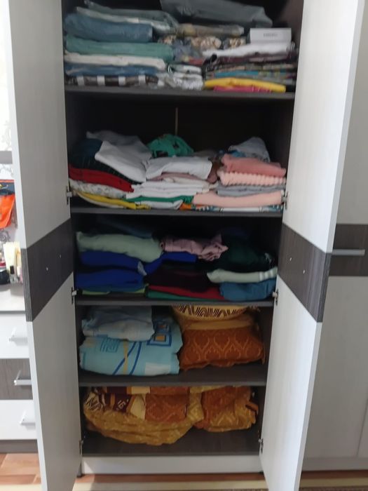 Продаю спальный гарнитур.