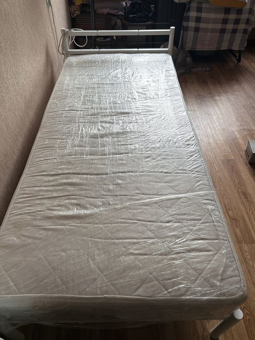 Продам кровать с матрасом